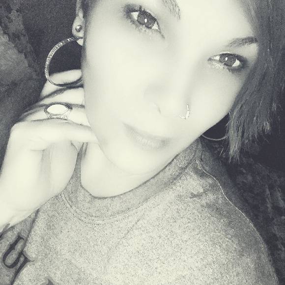 Meet your Posher, Ester - Picture 1 of 1